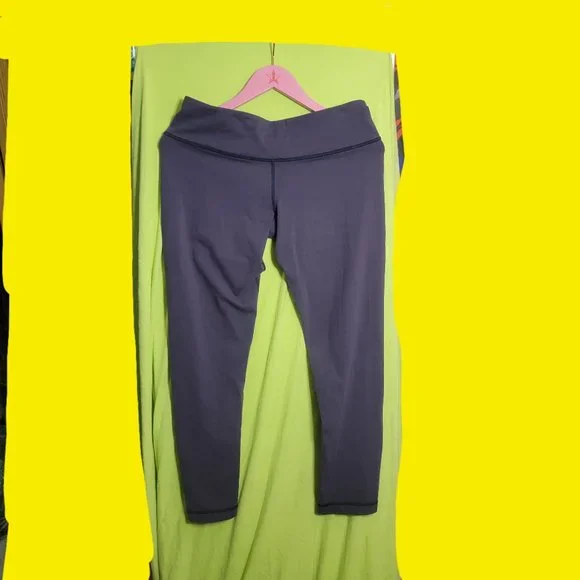 Lululemon Navy Crop Size 8 - Picture 1 of 5